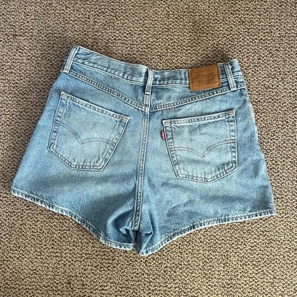 Levi’s 80s mom short - Picture 2 of 3